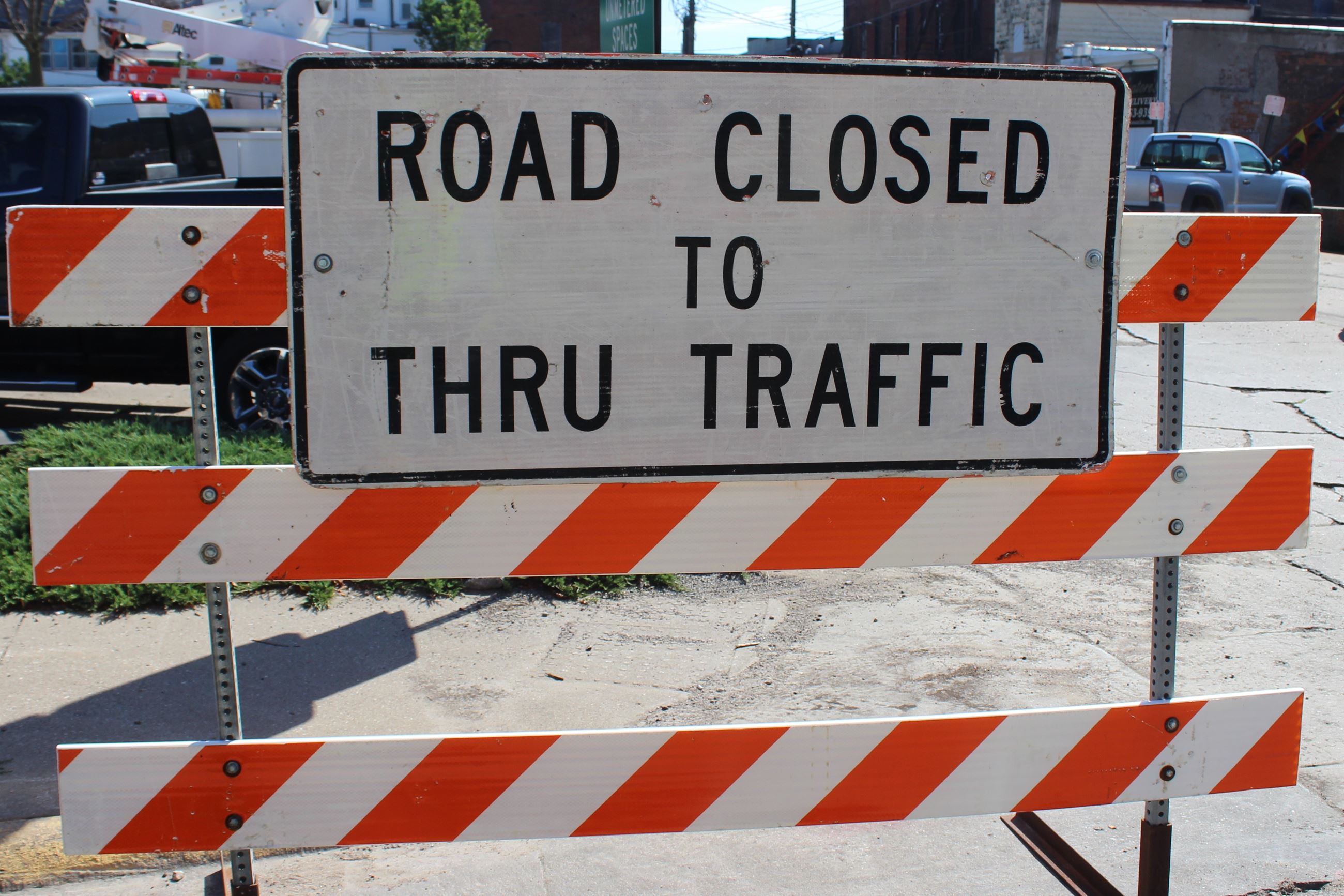 071320 Road Closed Sign Up Close 002 (JPG)