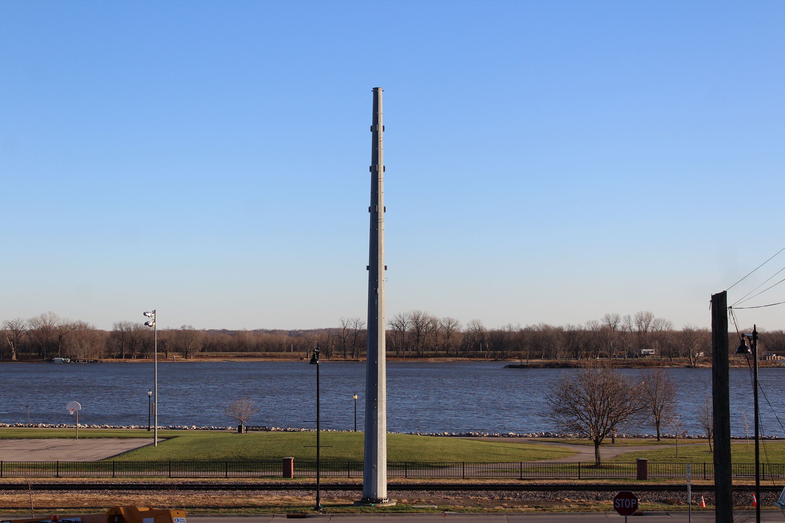 111620 Metal Pole at Linn Street and Mississippi Drive 001 (JPG)