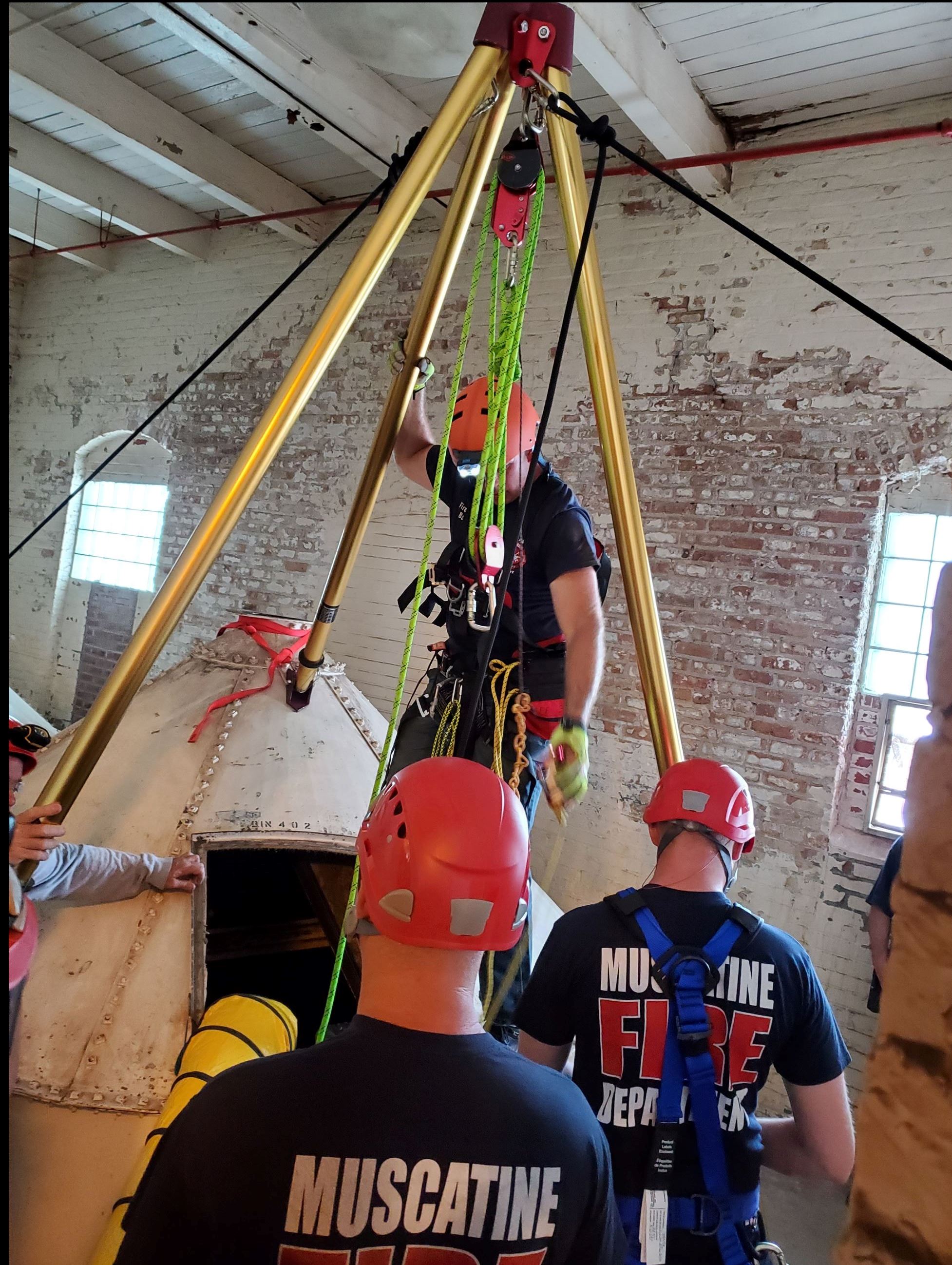 Muscatine Firefighters use mechanical advantage system June 2022 (JPG)