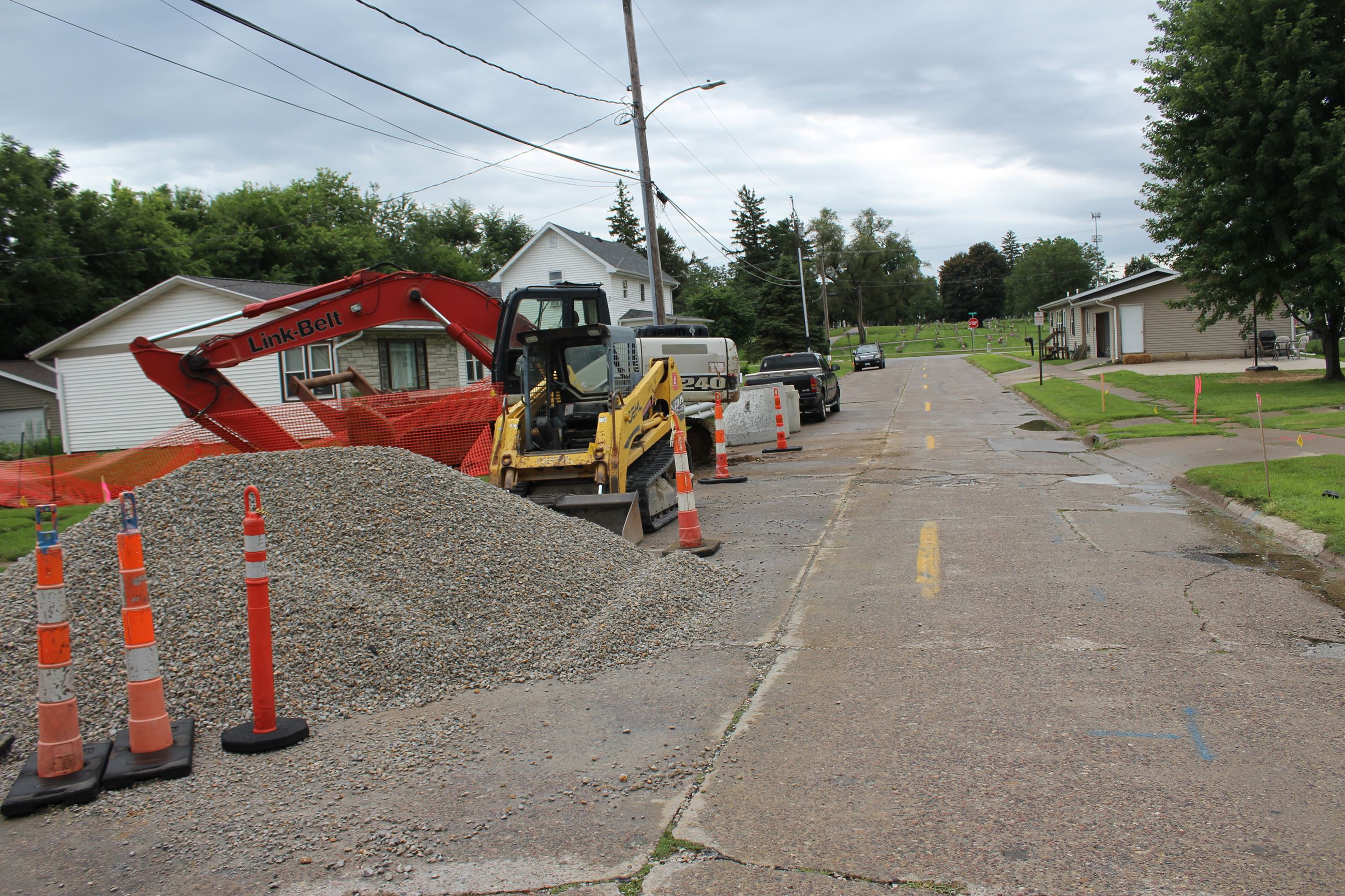 081222 West Hill Logan Street underground work moving into street (JPG)