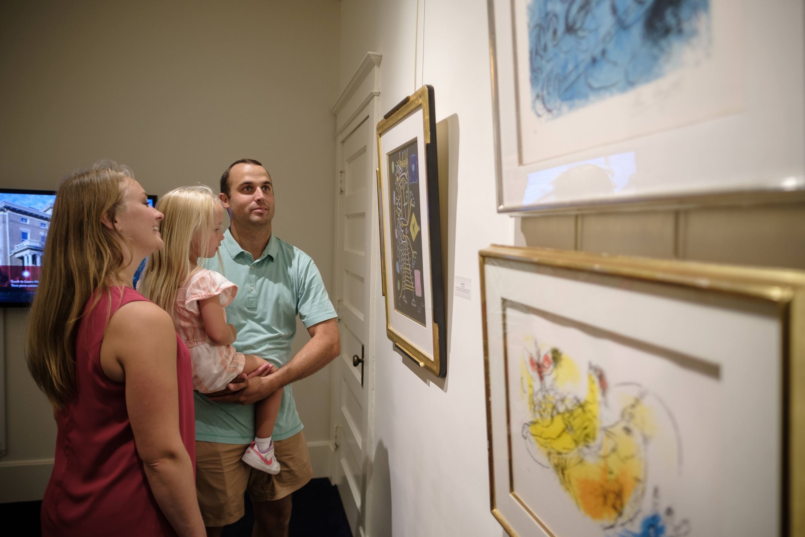 Family looking at art (JPG)